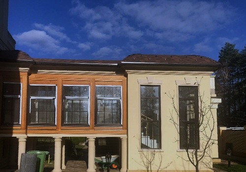 Фасады домов: деревенские, при этом окна/ставни