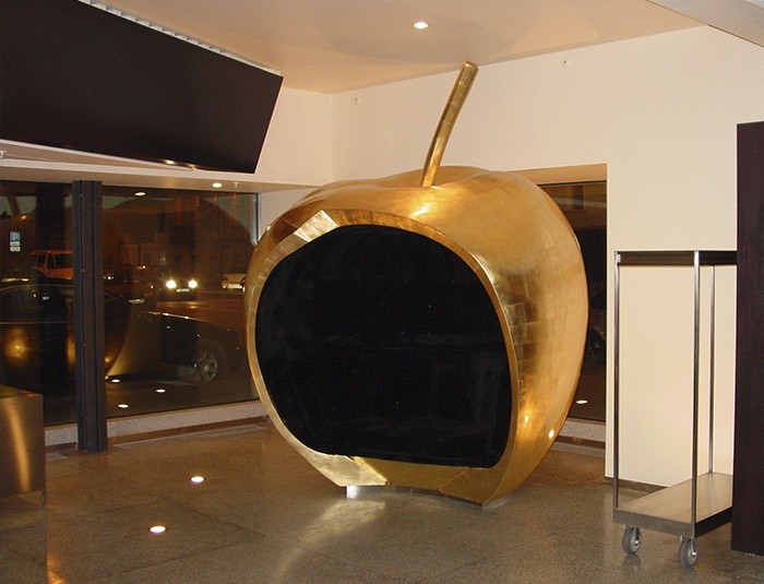 Интерьерная скульптура-диван «Золотое яблоко»