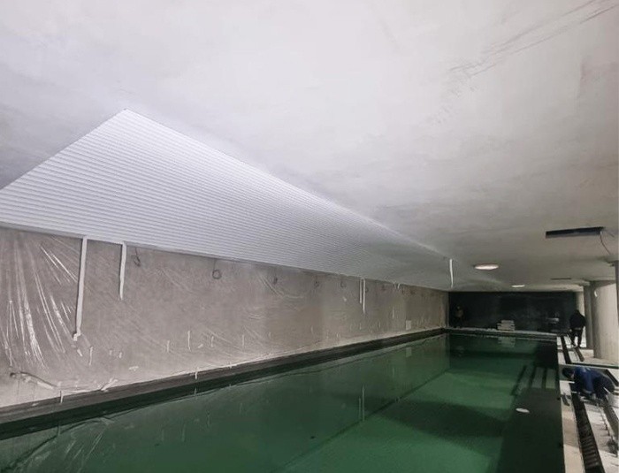 Оформление потолка в бассейне